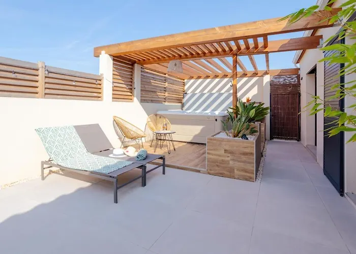 L'entre Deux-suite Romantique - Jacuzzi Privatif - Clim Reversible - Wifi Lejlighed Le Somail